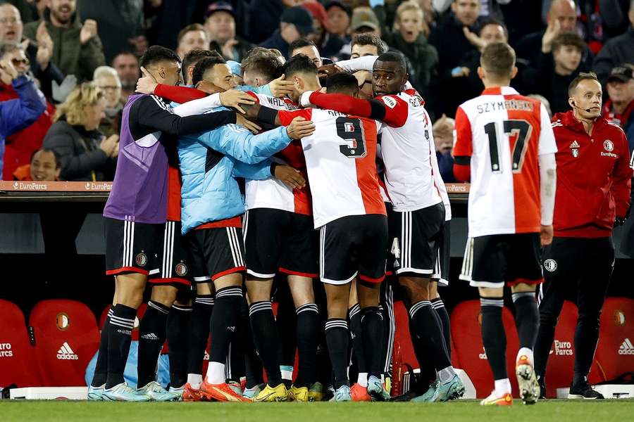 Feyenoord profiteert van puntenverlies Ajax en PSV met ruime overwinning in derby