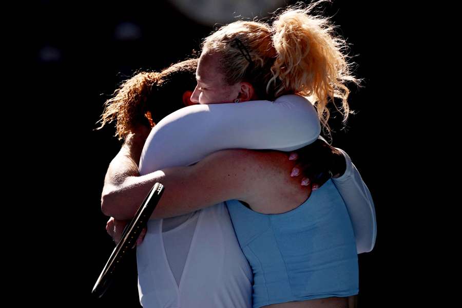 Siniakova y Townsend celebran su victoria.