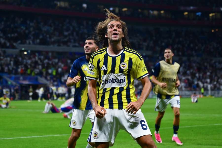 Matteo Guendouzi festeggia dopo il fischio finale davanti ai tifosi di casa.