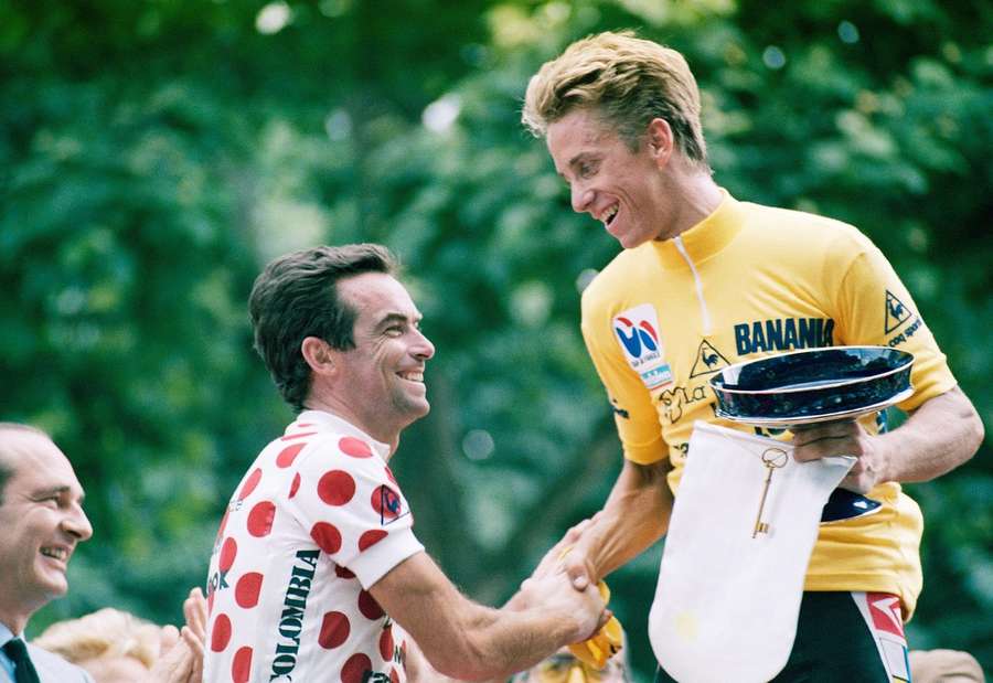 Greg LeMond et Bernard Hinault sur le podium du Tour en 1986