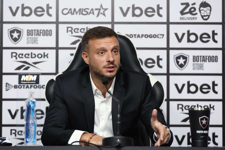 Martín Anselmi durante coletiva de imprensa no estádio Nilton Santos