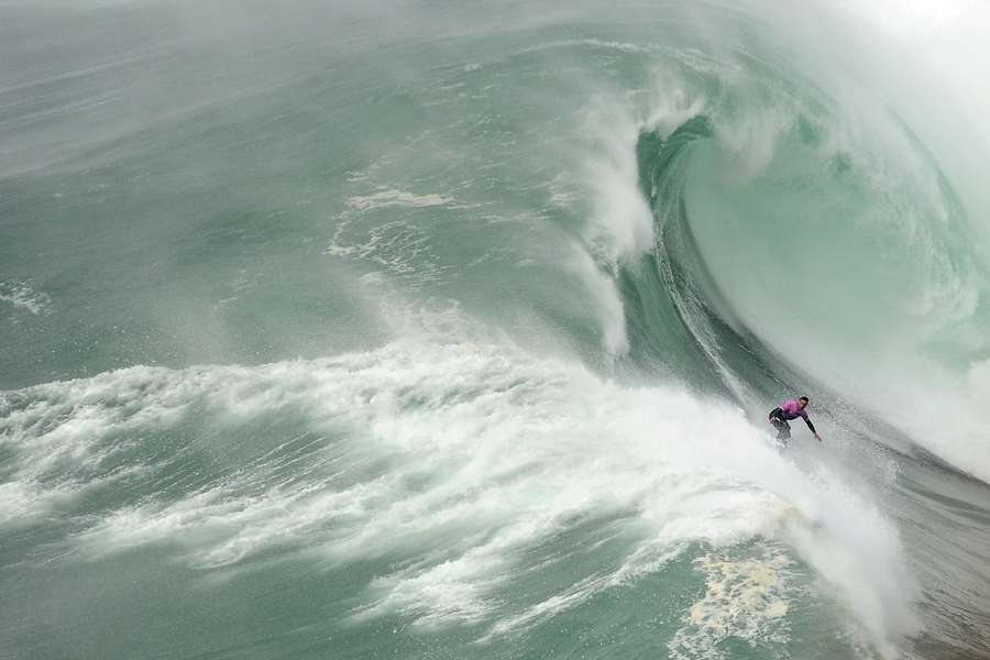 A equipa dos brasileiros Lucas Chianca e Pedro Scooby ganhou o Nazaré Big Wave Challenge