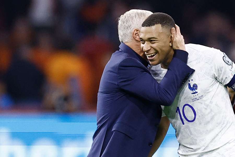 Deschamps e Mbappé após a vitória de sexta-feira