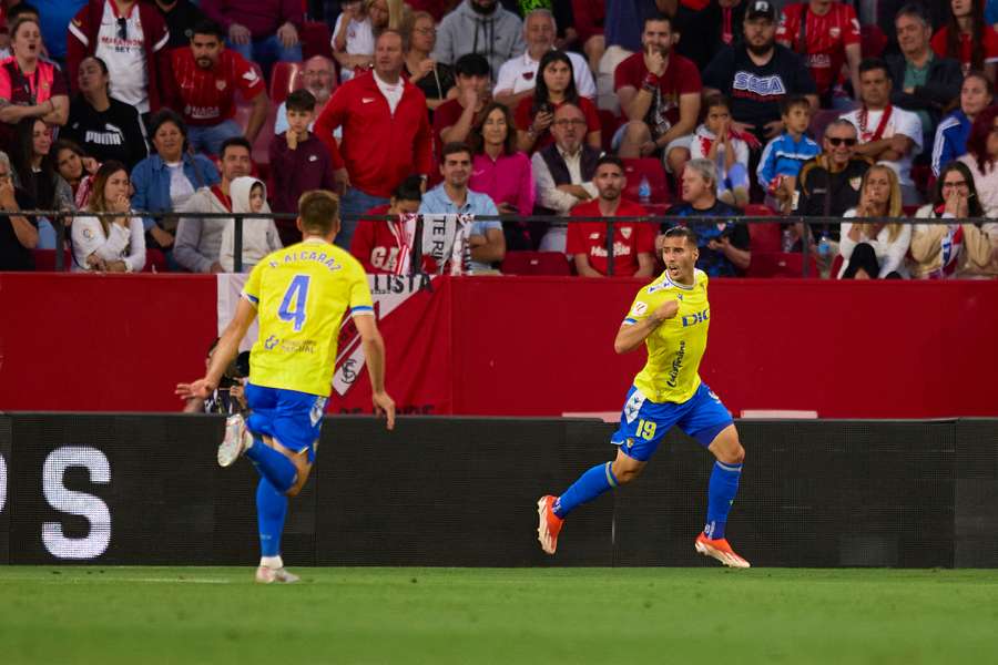 Guardiola celebra junto a Alcaraz su gol en el Pizjuán