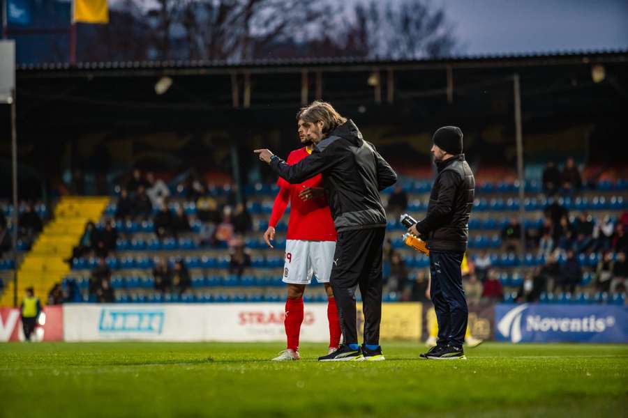Trenér Marek Zúbek udílí pokyny.