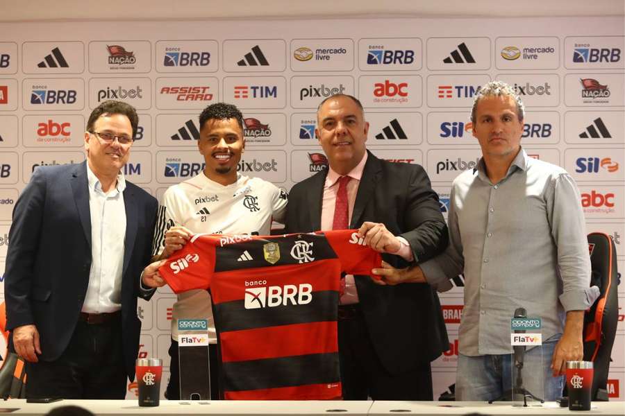 Allan ao lado da diretoria do Flamengo