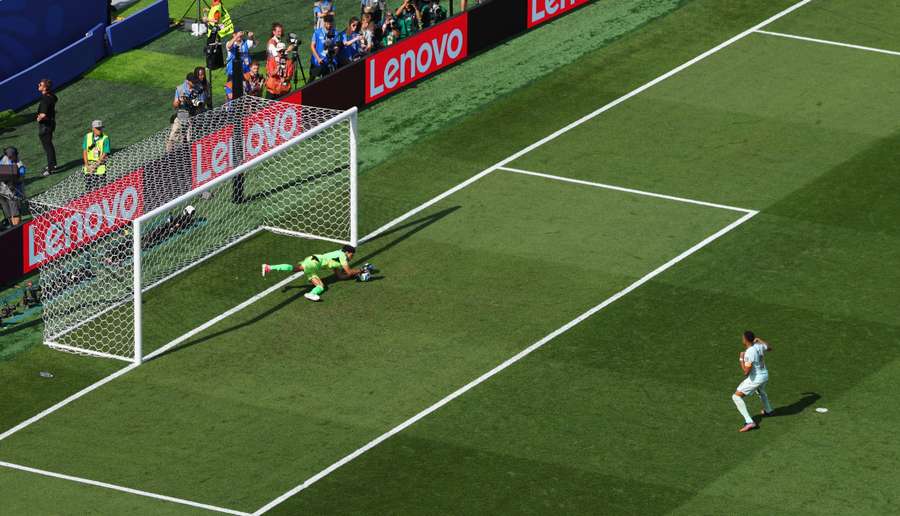 Moment obrony przy strzale Mbappe Moment obrony przy strzale Mbappe