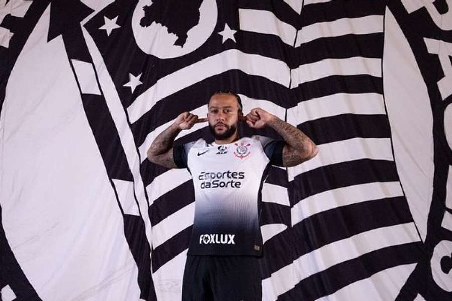 Memphis posa para fotos com a camisa do Corinthians 