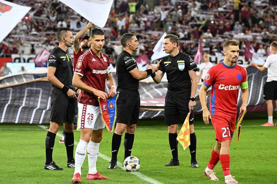 Meciul tur dintre Rapid și FCSB (2-2) a fost arbitrat de la centru tot de către Istvan Kovacs