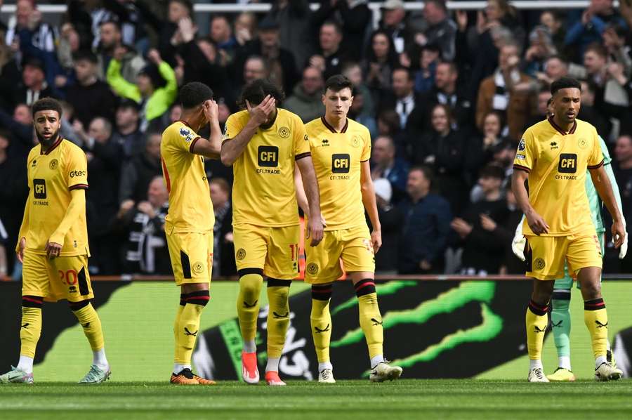 Jogadores do Sheffield United abatidos durante a derrota com o Newcastle