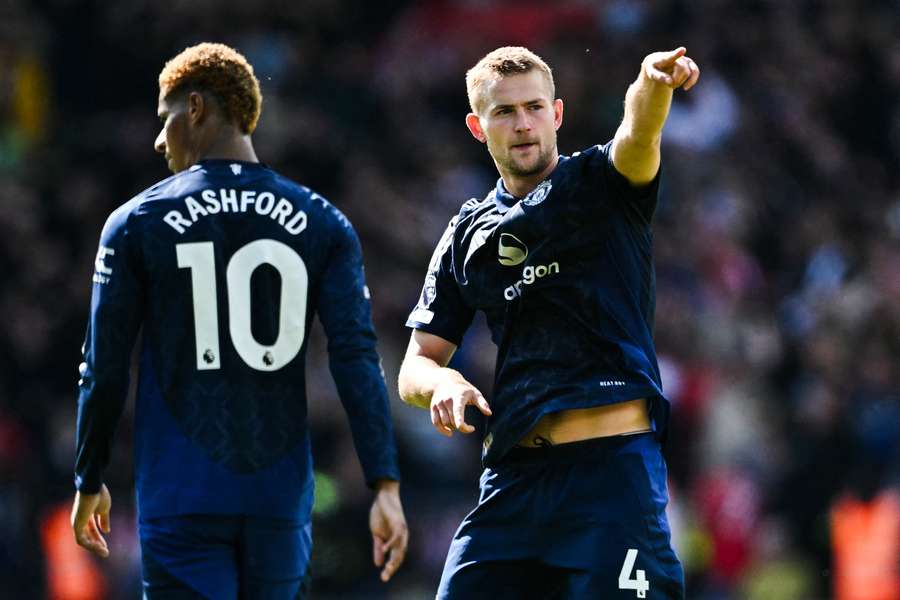 El defensa holandés del Manchester United  Matthijs de Ligt (izq.) celebra su gol.