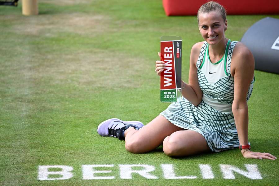 Com o troféu do WTA 500 de Berlim