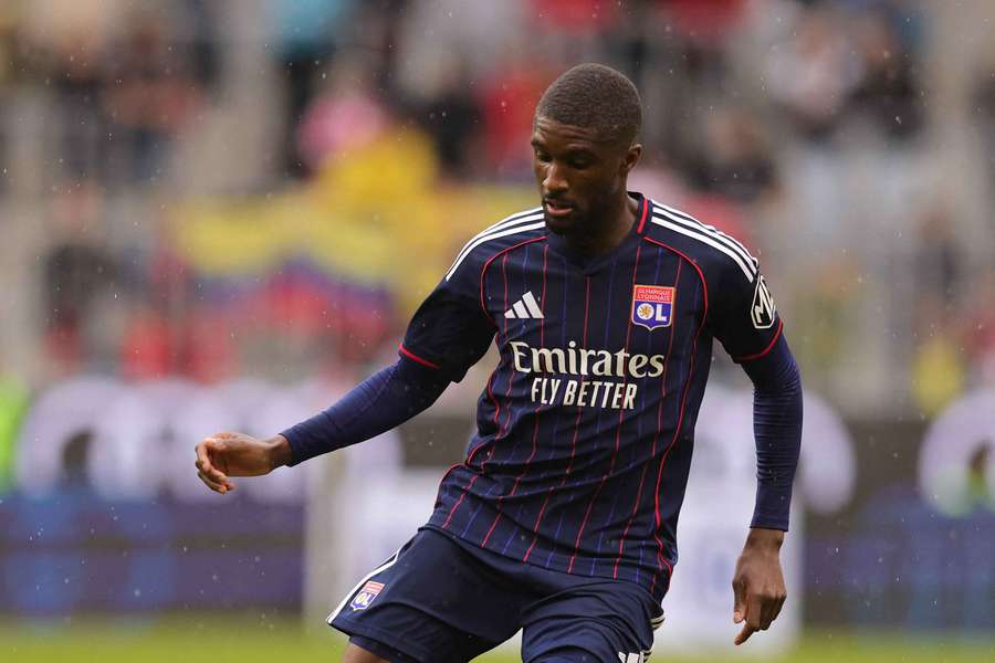 Clinton Mata com o Lyon na época passada