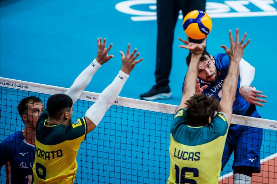 Brasil sofre, mas vence a Itália no tie-break e garante a vaga na Olimpíada  de Paris no vôlei masculino