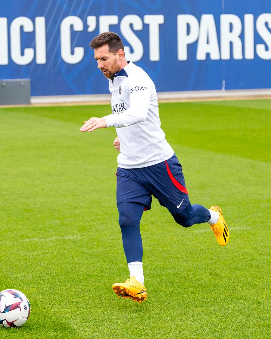 Lionel Messi em treinamento no CT do PSG nesta segunda-feira (8)