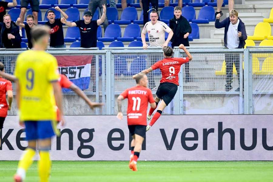 Sits viert zijn doelpunt met de meegereisde supporters van Helmond Sport