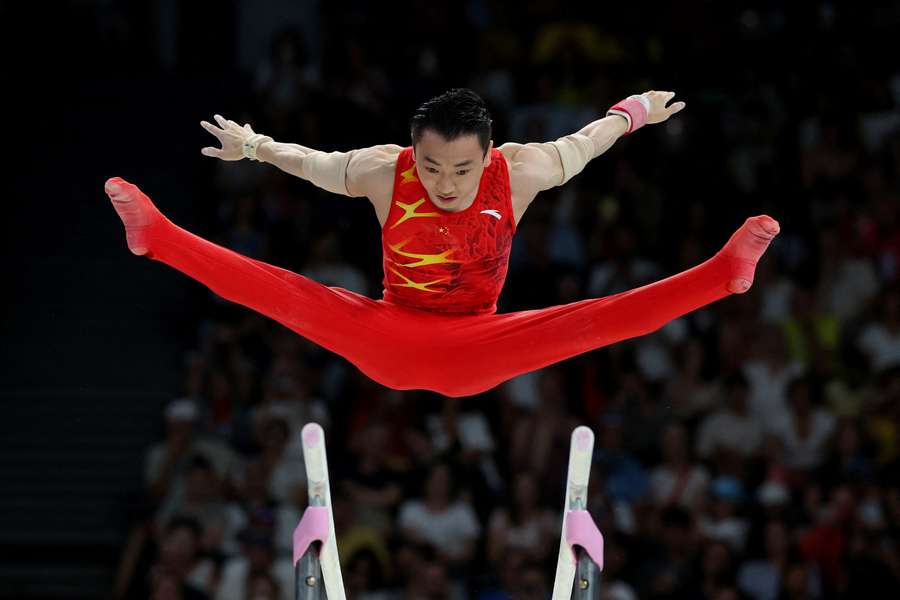 Zou Jingyuan, da China, em ação durante a rotina que valeu a medalha de ouro