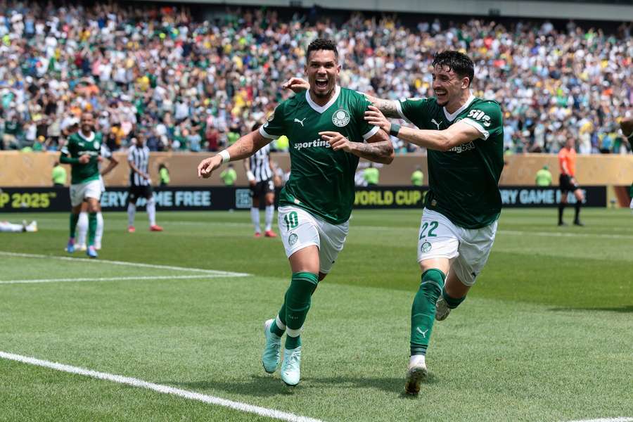 Paulinho (l.) lässt Palmeiras jubeln