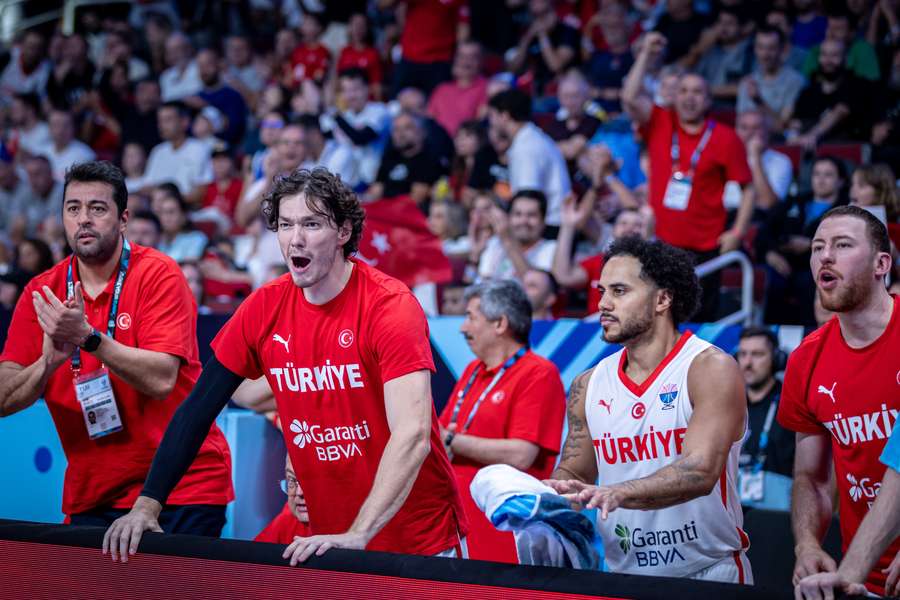 Shane Larkin e Cedi Osman no banco da Turquia
