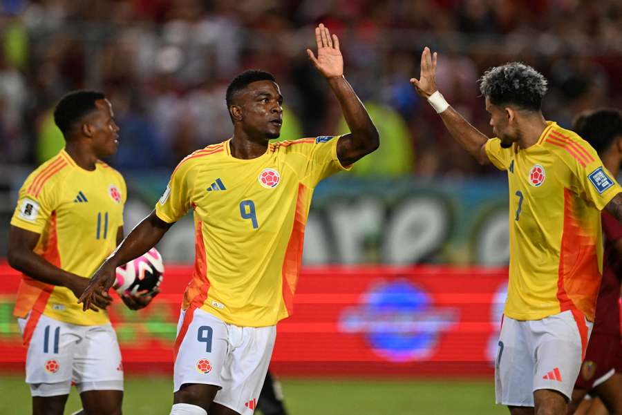 Jhon Córdoba celebra un gol