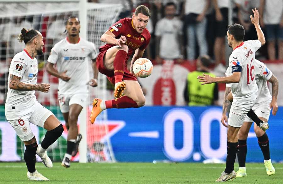 Andrea Belotti controls the ball