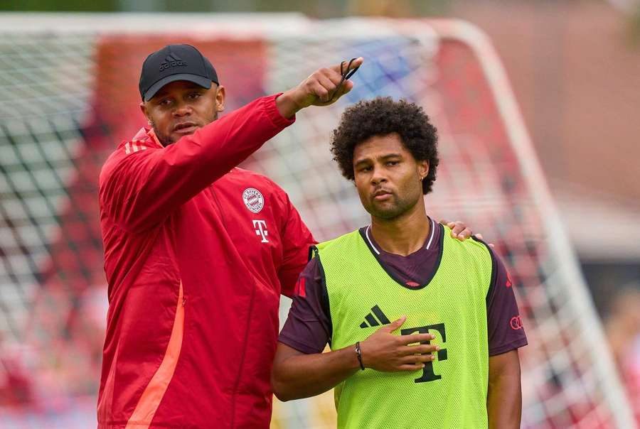 Serge Gnabry (r.) fand lobende Worte für seinen neuen Coach Kompany (l.)