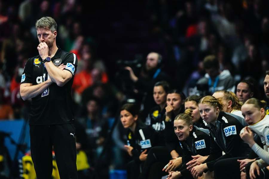 Markus Gaugisch und die deutsche Bank während der Final-Partie gegen Norwegen Markus Gaugisch und die deutsche Bank während der Final-Partie gegen Norwegen