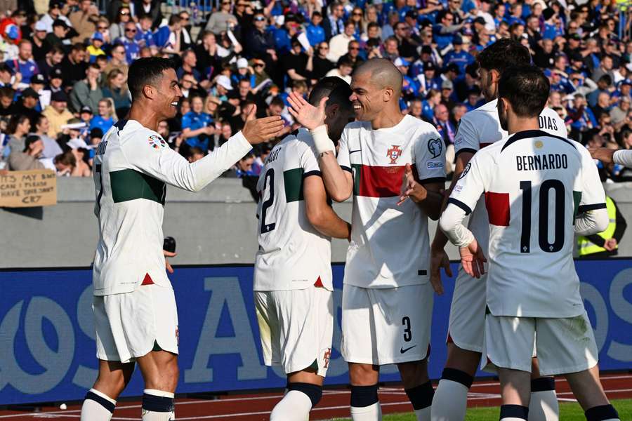 Cristiano Ronaldo festeja com Pepe e companhia o golo da vitória Cristiano Ronaldo festeja com Pepe e companhia o golo da vitória