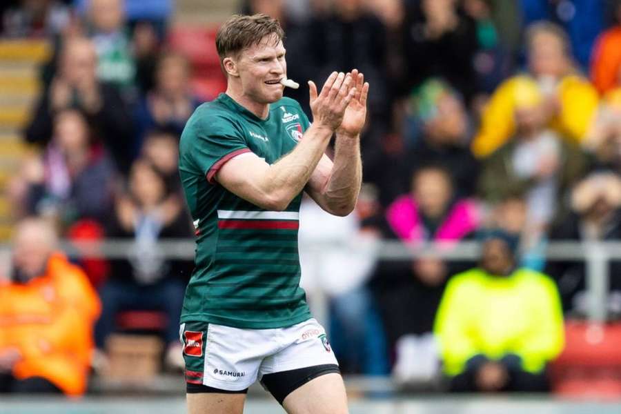 Chris Ashton applauds supporters as he walks off after receiving a red card against Harlequins on Saturday