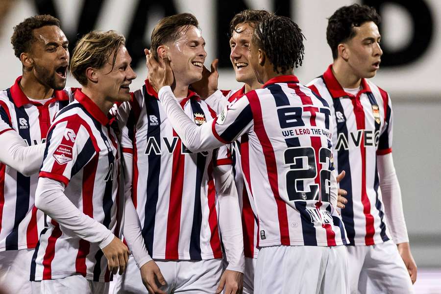 Willem II viert een treffer tijdens de met 0-2 gewonnen wedstrijd tegen Helmond Sport