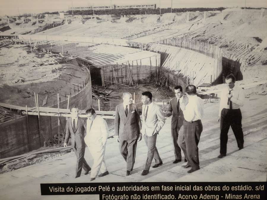 Pelé visitou as obras do antigo Mineirão em construção