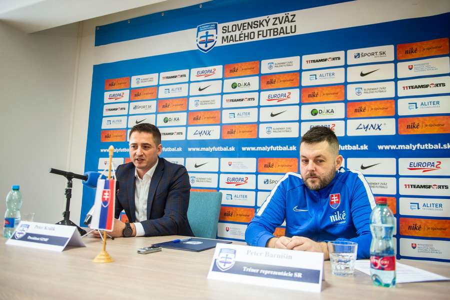 Na snímke prezident Slovenského zväzu malého futbalu Peter Králik a nový tréner reprezentácie Peter Barnišin.