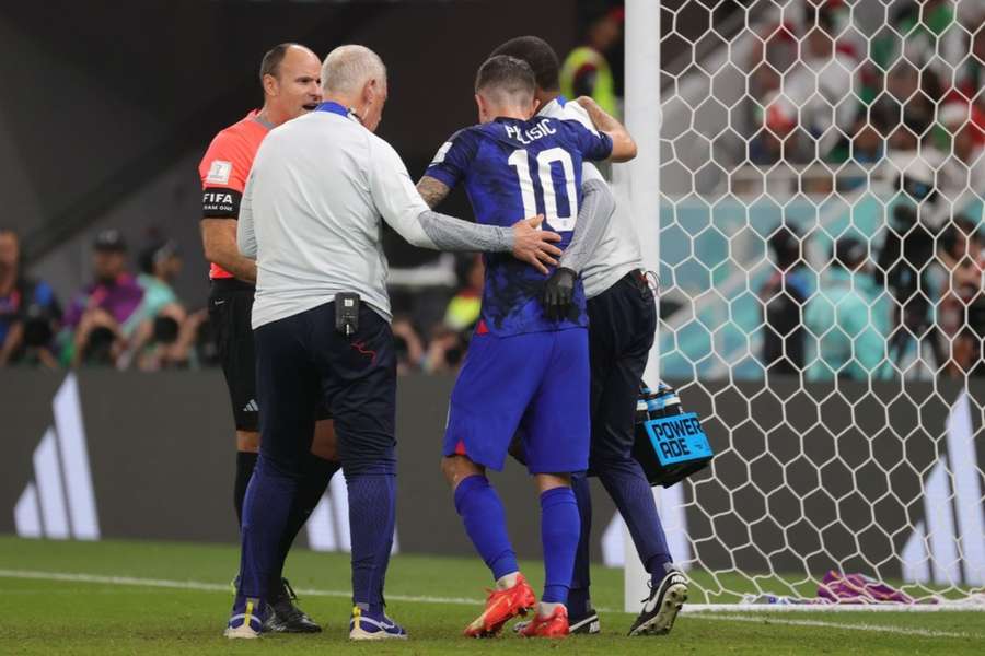 Após alguns minutos sendo atendido, Pulisic voltou a campo para terminar o primeiro tempo, mas foi substituído no intervalo