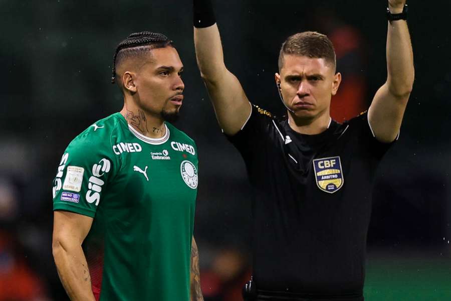 Paulinho em ação pelo Palmeiras Paulinho em ação pelo Palmeiras