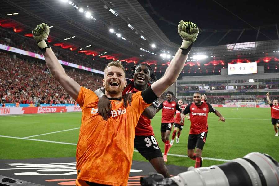 Lukas Hradecky (v.) sprach nach dem Supercup-Sieg von einer "klaren Message" an die Konkurrenz