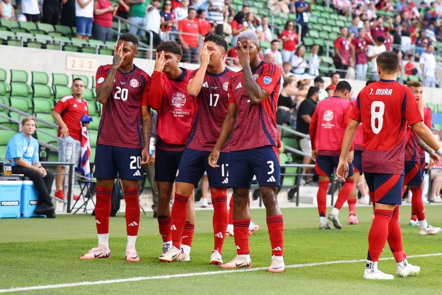 De spelers van Costa Rica vieren de 1-0