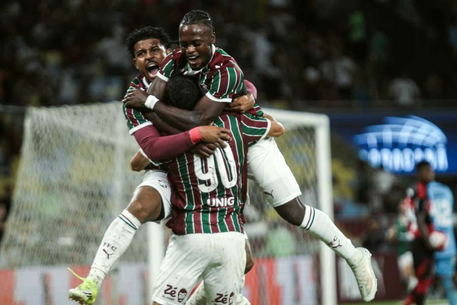 Serna é celebrado por companheiros após marcar o primeiro gol do Fla-Flu Serna é celebrado por companheiros após marcar o primeiro gol do Fla-Flu