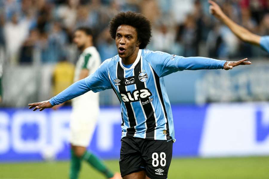 Willian pode ser titular contra o Fluminense no lugar de Amuzu Willian pode ser titular contra o Fluminense no lugar de Amuzu