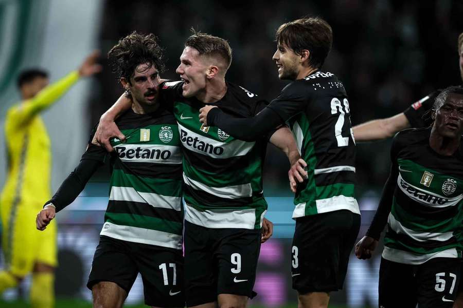 Gyökeres festeja com Trincão diante do Nacional