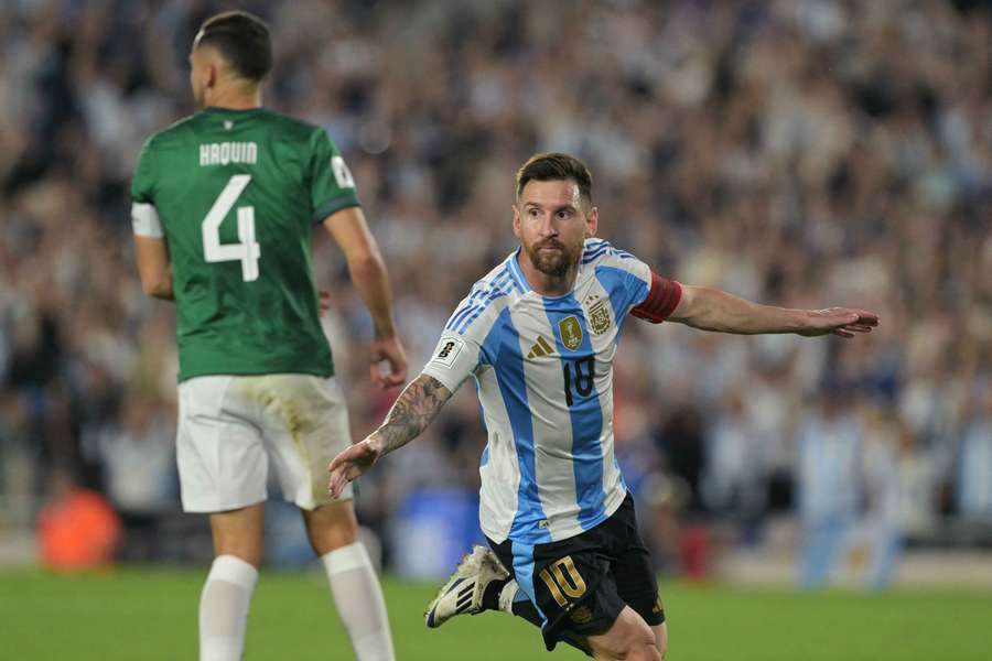 Messi fez três golos no seu no reencontro com os adeptos argentinos