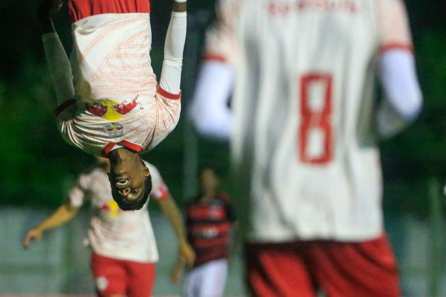 Filipinho comemorou golaço no Bragantino 3-1 Flamengo