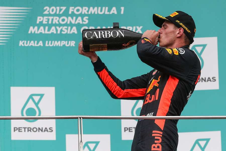 Max Verstappen świętujący na torze Sepang w 2017 roku podczs ostatniego GP F1 na tym torze
