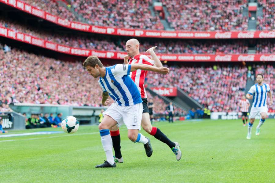 Toquero ante Iñigo Martínez, en un Athletic-Real Sociedad en San Mamés Toquero ante Iñigo Martínez, en un Athletic-Real Sociedad en San Mamés