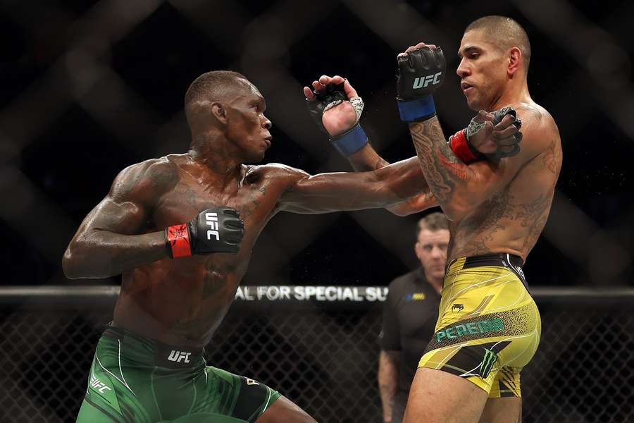 Alex Pereira (R) battles Israel Adesanya (L)