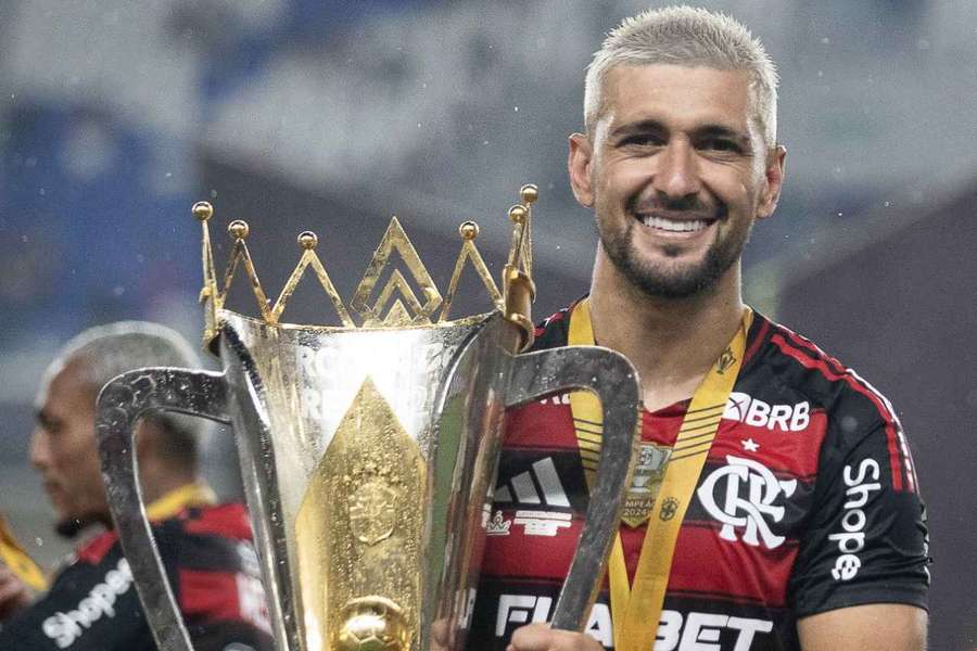 O médio uruguaio conquistou o tri da Supercopa com o Mengão, mas ainda não passou Zico