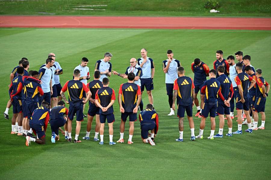 Spain coach Luis de la Fuente (C) gestures as he talks to the players during a training session