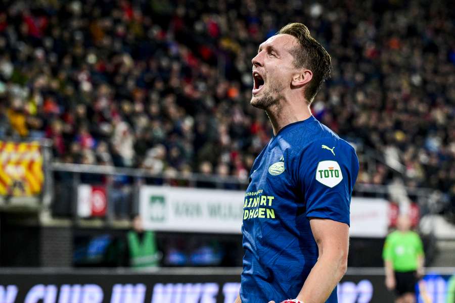 Luuk de Jong heeft Coen Dillen zondagavond gepasseerd