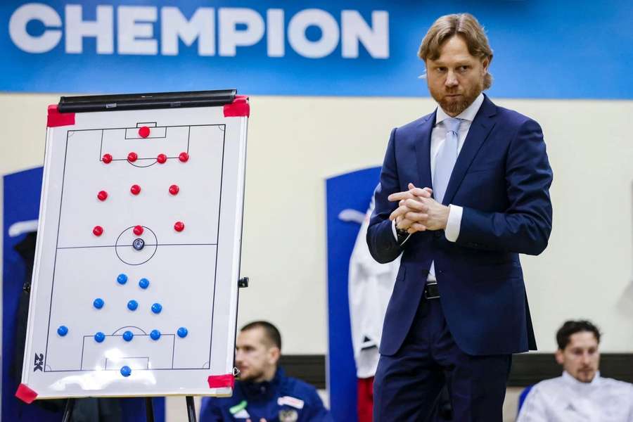 Ex-jogador Valery Karpin acumula cargo de treinador do Rostov e seleção russa