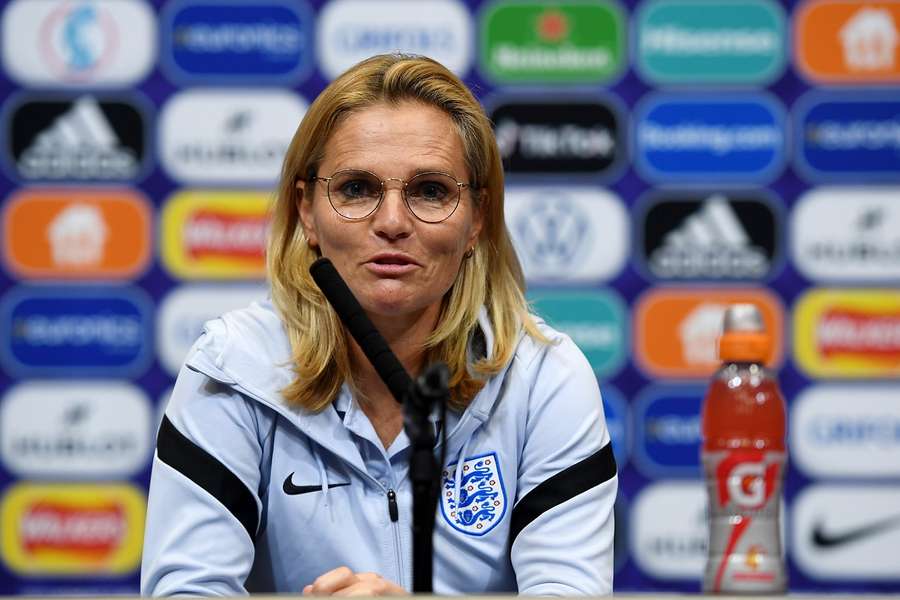 Britse bondscoach Wiegman rekent niet op Beth Mead bij WK voetbal in juli