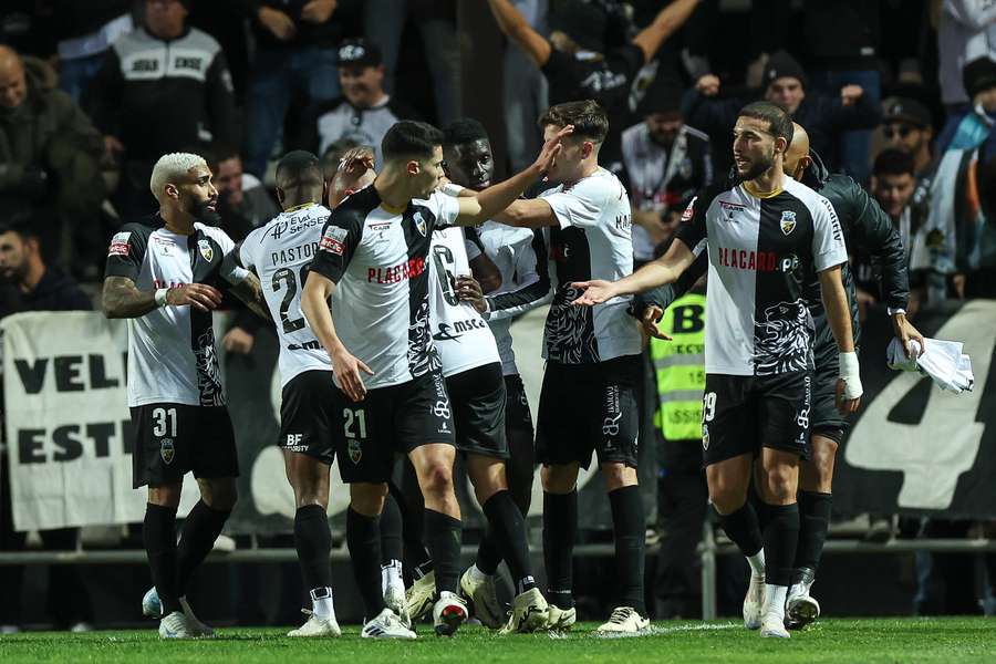 Talys perdeu espaço, Velásquez teve uma grave lesão na primeira época
